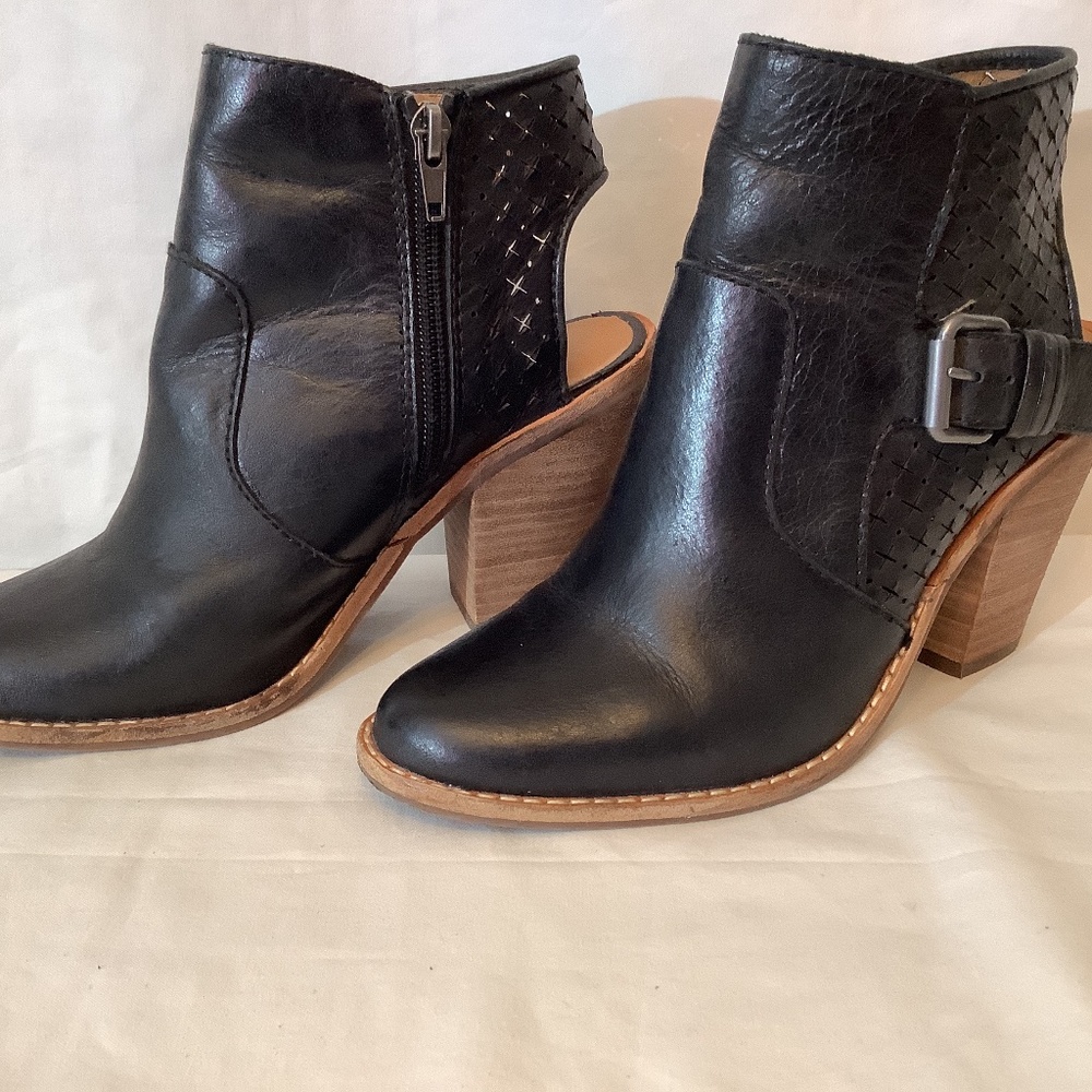 Dolce vita black leather‎ ankle bootie heel cutout